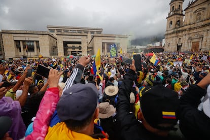 Personas se reúnen en la Plaza Bolívar de Bogotá para manifestarse, el 21 de abril.