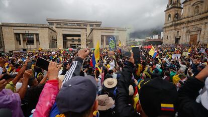 Personas se reúnen en la Plaza Bolívar de Bogotá para manifestarse, el 21 de abril.