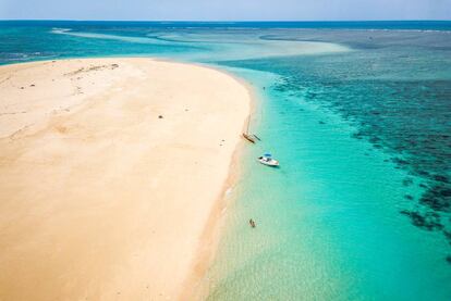 Bañada por las aguas del canal de Mozambique, la ciudad de Morondava, en la costa oeste de Madagascar, despliega un litoral de paradisiacos islotes de arena, como el de la imagen. Y a solo 17 kilómetros de Morondava tierra adentro aguarda la fotogénica avenida de los Baobabs.