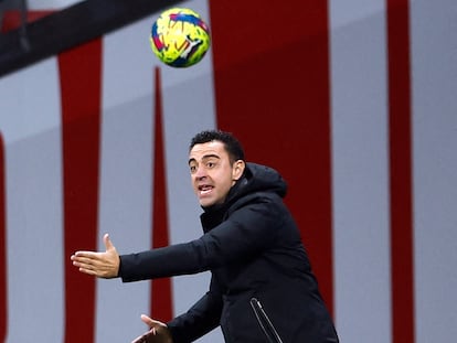 Xavi Hernández durante el partido entre el Atlético de Madrid y el Barcelona en el Metropolitano, el pasado domingo.