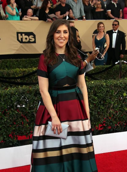 <p> “Siendo parte del reparto de ‘The Big Bang Theory’…. No es que no seas un genio, pero ¿cuántas personas piensan que puedes resolver cálculos inmediatamente?”. Le preguntó un presentador a la actriz Mayim Bialik, conocida por su papel de Amy Farrah Fowler en la serie. “En realidad estudié cálculo durante varios años. Soy neurocientífica”, respondió la intérprete dejando con la boca abierta a los dos presentadores que la estaban entrevistando en la alfombra roja de los premios SAG de 2014. </p> <br> <p> <p> “Una clave para toda nuestra audiencia de esta noche. Ella es neurocientífica”, remarcó la presentadora. “Me alegro de haber preguntado”, dijo su compañero. Algo que habrían sabido de haber hecho algo de investigación antes de la entrevista, pues es una carrera que Mayim Bialik ha desarrollado durante 12 años. </p> <br> <p>