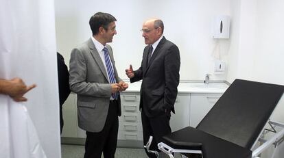 El 'lehendakari', Patxi López, junto al consejero de Sanidad, Rafael Bengoa, en el nuevo centro de salud de Rontegi (Bizkaia).