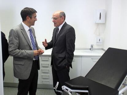 El 'lehendakari', Patxi López, junto al consejero de Sanidad, Rafael Bengoa, en el nuevo centro de salud de Rontegi (Bizkaia).