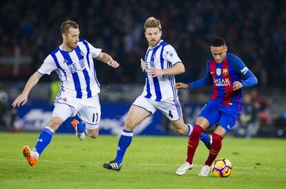 Neymar del FC Barcelona es presionado por Asier Illarramendi y David Zurutuza de la Real Sociedad.