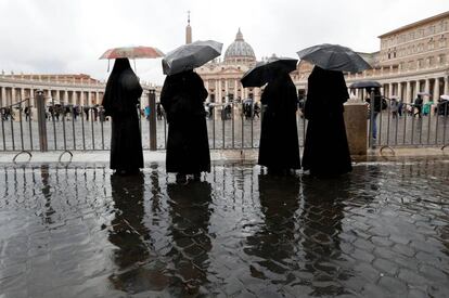 Un grup de monges davant de la basílica de Sant Pere, al Vaticà.