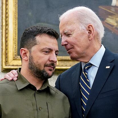 FILE PHOTO: Ukrainian President Volodymyr Zelenskiy is embraced by U.S. President Joe Biden in the Oval Office of the White House in Washington, September 21, 2023. REUTERS/Kevin Lamarque/File Photo