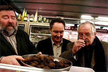 Los dos famosos cocineros, en la tienda de las trufas y, al lado, comprando unos tomates 'raf' para la comida. "Uno de los monumentos de la cocina", según proclama Adrià.
