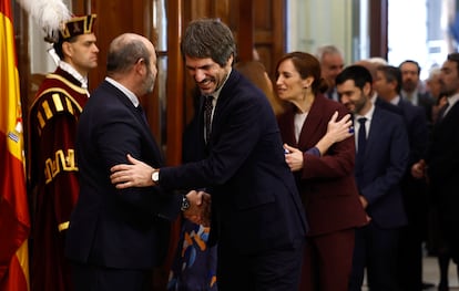 Los ministros, desde la izquierda, Ernest Urtasun, Mnica Garca y Pablo Bustinduy, saludan a los presidentes de la Cmara baja y alta.  