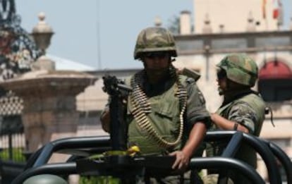 Militares patrullan este viernes las calles de Michoacán.