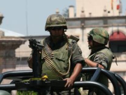 Militares patrullan este viernes las calles de Michoacán.