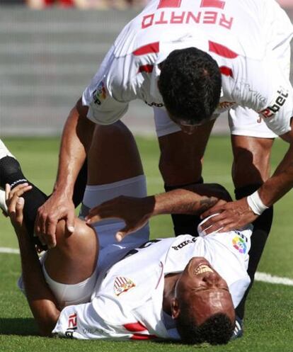 Luis Fabiano se lamenta, ante Renato, tras lesionarse.