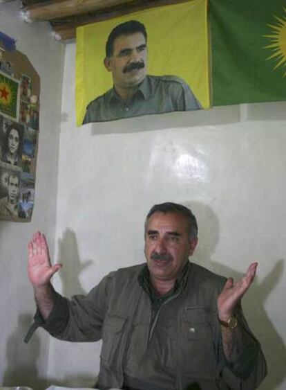 Murat Karayilan, jefe militar del PKK, en Irak. Encima, un retrato de Ocalan.