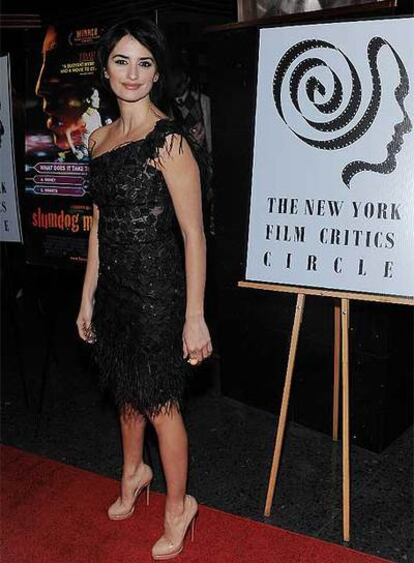 Penélope Cruz posa a su llegada a la entrega de los premios del Círculo de Críticos Cinematográficos de Nueva York.