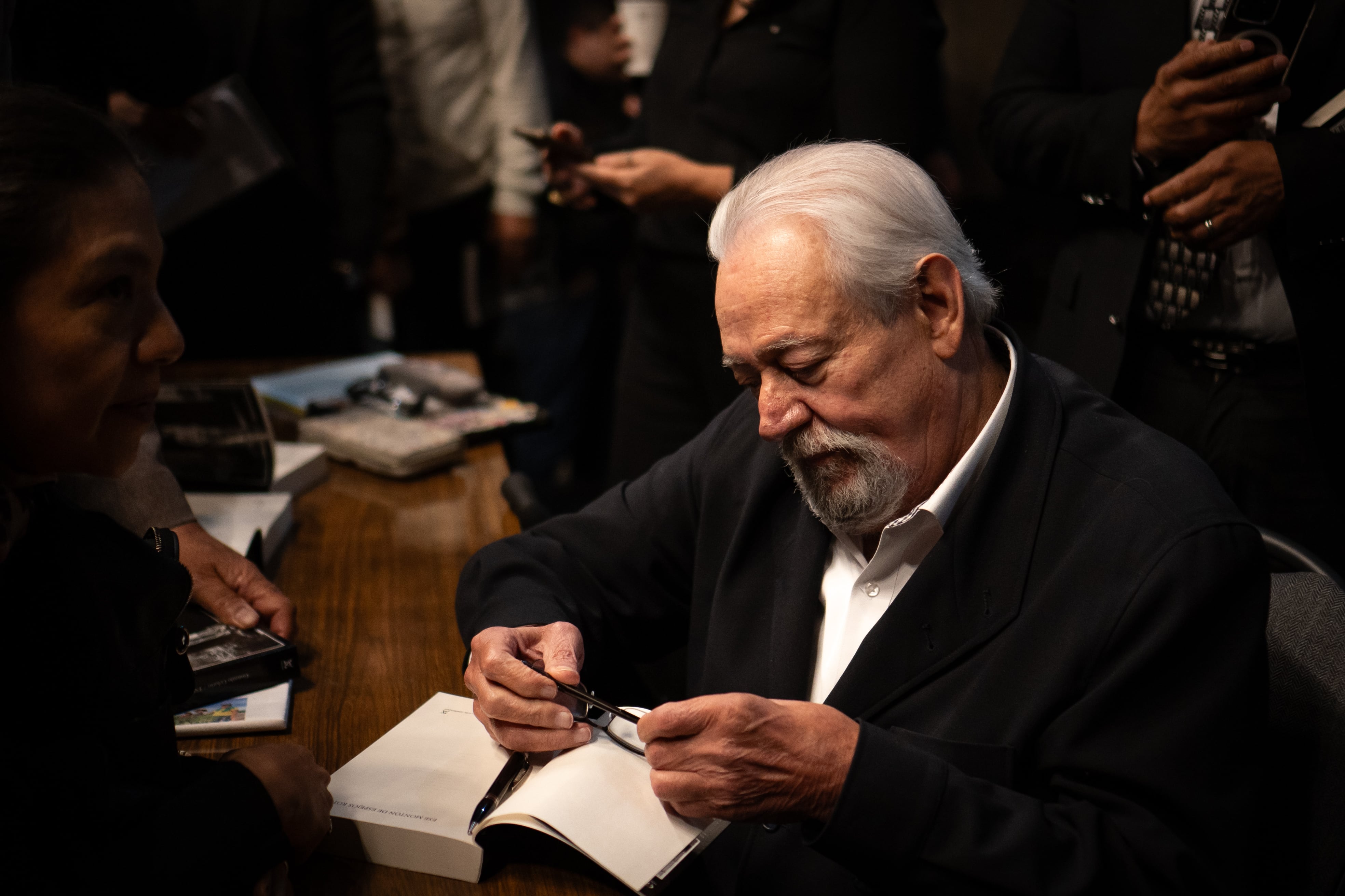 Gonzalo Celorio en la Capilla Gótica del Instituto Cultural Helénico.
