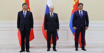 El presidente chino,Xi Jinping, junto con el presidente ruso, Vladimir Putin, y el presidente mongol, Ukhnaa Khurelsukh.