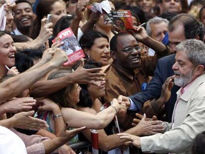 Lula da Silva recibe el apoyo de sus seguidor tras un mitin de su campaña electoral.