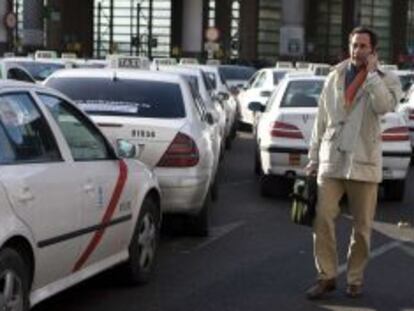 Taxistas en la estaci&oacute;n de Atocha de Madrid.