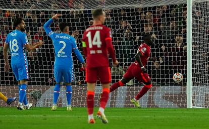 Mané marca el segundo gol del Liverpool, este miércoles en Anfield.