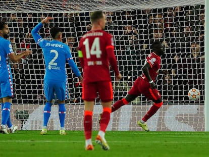 Mané marca el segundo gol del Liverpool, este miércoles en Anfield.