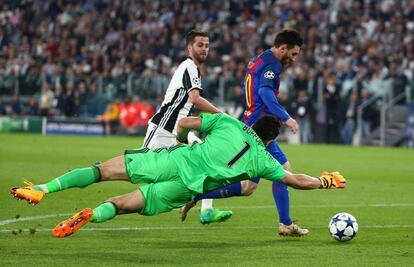 El delantero del Barcelona, Lionel Messi, se acerca a la portería con el balón, y el portero del Juventus, Gianluigi Buffon, intenta pararlo.