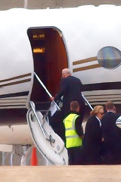 Rupert Murdoch aborda un avión en Londres, ayer.