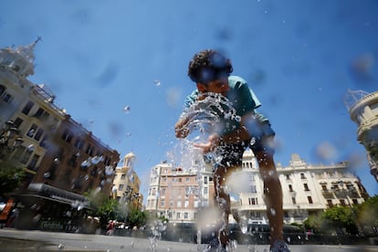 Un hombre se refresca este sábado en una de las fuentes del centro de Córdoba, este sábado.