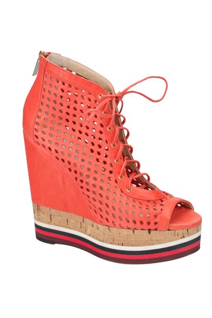 Jimmy Choo ha diseñado estas cuñas de corcho de color naranja. (750 euros)

	Por María Romero.