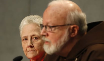 El cardenal Sean O&#039;Malley y Marie Collins, miembros de la comisi&oacute;n contra la pederastia de la Iglesia. 