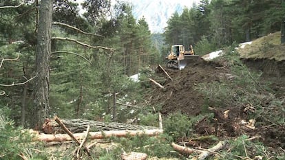 Els serveis d'auxili accediran a la zona on es troben les restes de l'A-320 de Germanwings als Alps francesos per primera vegada per via terrestre, ja que les males condicions climàtiques dificulten el vol dels helicòpters. A la imatge, una excavadora treballa per condicionar una carretera que arribi al lloc on es va estavellar l'avió.