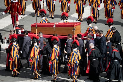 Un momento de la llegada del féretro del papa Francisco a la Basílica de San Pedro el 23 de abril de 2025.