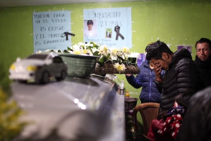 Casimiro Guachiac llora junto al ataúd de su hijo Pascual Melvin Guachiac, de 13 años, durante el funeral en el poblado de Tzucubal, en Guatemala, el 16 de julio de 2022.