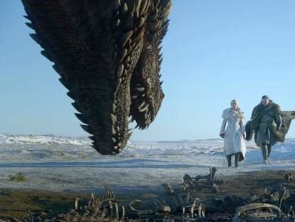 Emilia Clarke y Kit Harington, en el primer capítulo de la última temporada de 'Juego de tronos'.