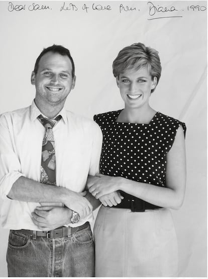 Sam McKnight y Lady Di en 1990, en una foto cedida por el peluquero en la que se ve la dedicación de la princesa.