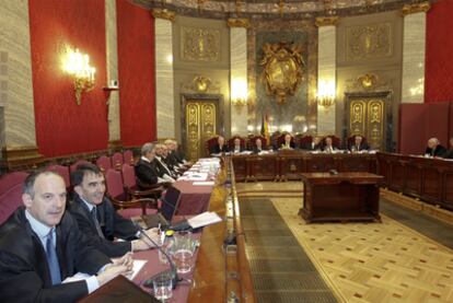 Los abogados de Sortu, Adolfo Araiz e Iñigo Iruin (ambos a la izquierda), junto a los magistrados de la Sala del 61 del Supremo.