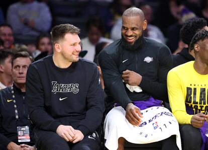 Luka Doncic y LeBron James en el banquillo durante el partido de los Lakers contra los Warriors este jueves.