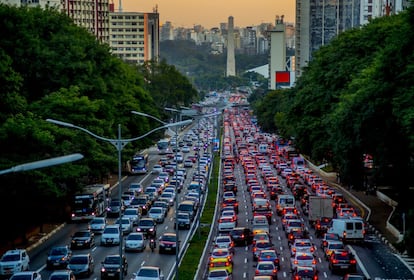 <p dir="ltr">A pesar de todo, las diferencias urbanas sí implican resultados ligeramente distintos. Sao Paulo y Nueva Delhi tienen superficies parecidas, pero en la ciudad india viven casi 10 millones de personas más que en la brasileña. Y sus infraestructuras, y su tráfico, son bastante más precarios. Eso hace que la velocidad media de los vehículos paulistas sea notablemente más alta. Por ello en Sao Paulo, con el mismo tiempo de espera que en Nueva Delhi, se podrían compartir un 47,5% de los viajes en coche, casi 10 puntos más.</p>