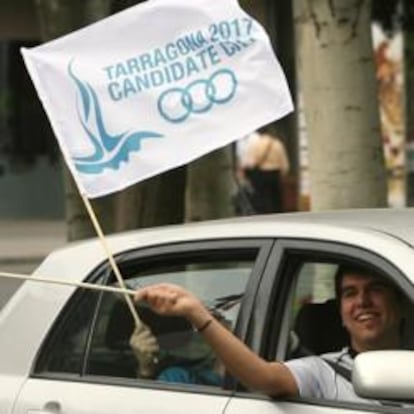 Los tarraconenses muestran su alegría por las calles tras conocer la noticia de que esta ciudad ha ganado la sede de los Juegos Mediterráneos 2017 en una elección celebrada en Mersin, Turquía, en la que obtuvo 36 votos frente a los 34 conseguidos por Alejandría (Egipto).