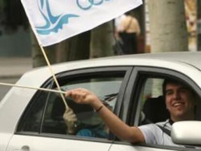 Los tarraconenses muestran su alegría por las calles tras conocer la noticia de que esta ciudad ha ganado la sede de los Juegos Mediterráneos 2017 en una elección celebrada en Mersin, Turquía, en la que obtuvo 36 votos frente a los 34 conseguidos por Alejandría (Egipto).