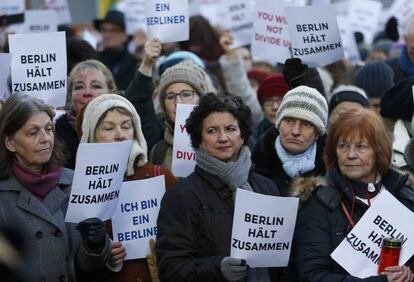 Un grupo de personas de varias nacionalidades se reúnen para cantar 'We Are The World' cerca de la iglesia Gedächtniskirche tras el atentado en Berlín (Alemania).