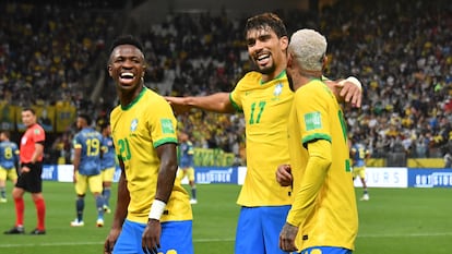 Vinícius Junior, Paquetá e Neymar celebram o gol contra a Colômbia.