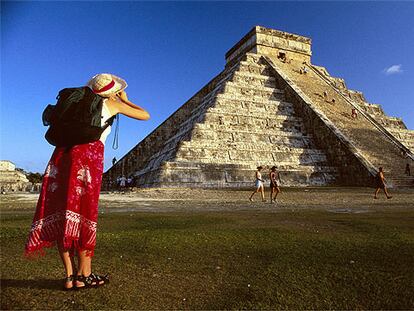 La pirámide maya-tolteca de Kukulcán, una de las grandes atracciones en Chichén-Itzá. Dos de sus escalinatas, cada una de 91 peldaños, son accesibles al público. Fue construida principalmente en el siglo X.