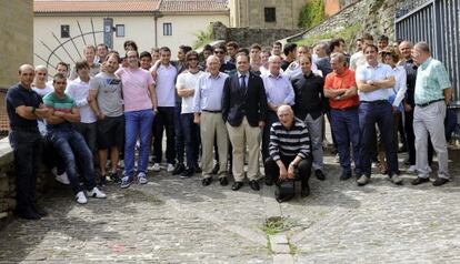 La directiva, cuerpo técnico y jugadores de la Real Sociedad, posan para la foto de familia tras la tradicional misa de inicio de temporada.