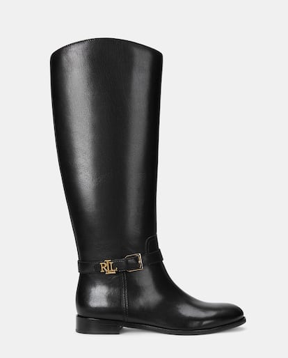 Las botas altas Brooke de Ralph Lauren son el homenaje a la tradición ecuestre de la firma. Este diseño se inspira en las botas de hípica con su silueta estilizada, su caña asimétrica y la tira con hebilla que incluye la trabilla con las iniciales de metal de la firma. Están confeccionadas en una piel bruñida para un acabado más sofisticado. 279 euros
