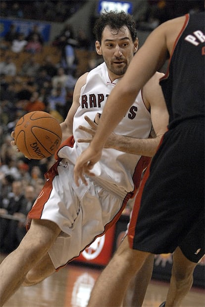 El pívot de Torrejón se unió en 2006 a Calderón tras firmar por los Raptors. Arrancó fuerte y fue elegido en el quinteto ideal de novatos para disputar el All Star de 2007, pero una grave luxación de tobillo y su distanciamiento con la franquicia, que observaba con recelo a sus desplazamientos con la selección española, terminaron con su averntura americana.