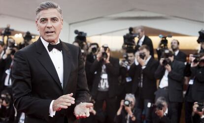 El actor George Clooney en una alfombra roja.