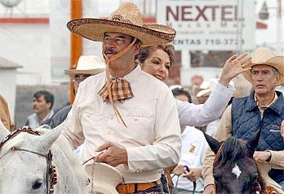 El presidente de México, Vicente Fox, y su esposa, Martha Sahagún, a la grupa.