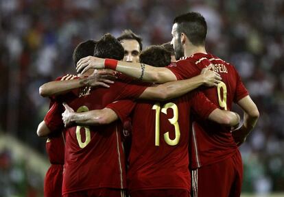 Los jugadores de la selección celebran el primer gol