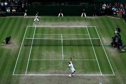 Roger Federer y Rafael Nadal, durante la final de Wimbledon, el 6 de julio de 2008. 