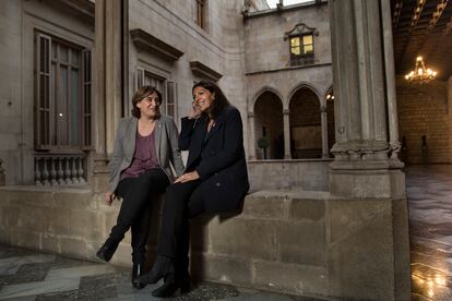 Las alcaldesas de París, Anne Hidalgo (a la derecha), y de Barcelona, Ada Colau, en el claustro del Ayuntamiento de la capital catalana, el 23 de septiembre de 2023.