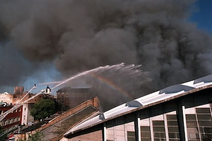 El 28 de junio de 2001 el Palacio de los Deportes comienza a arder, presumiblemente debido a un soplete mal apagado de un operario que se encontraba trabajando en la cubierta del pabellón. En la imagen los bomberos desde coches con escala tratan de extinguir el fuego.